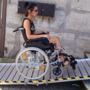 Rampe pliante SOLAH en place avec fauteuil