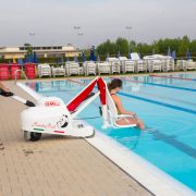 Acces à la piscine avec élévateurs mobiles