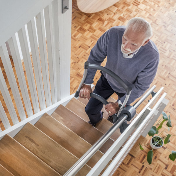 Monte-escalier auxiliaire mobile,monte-escalier électrique portable pour  personnes âgées avec appui-tête relevable, monte et descend les escaliers,aide  à la marche pour les personnes âgées handicapées : : Hygiène et  Santé